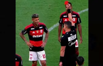 Este es el momento en el que el colombiano Jorge Carrascal es expulsado tras la intervención del VAR en la final ante Corinthians. FOTO PANTALLAZO