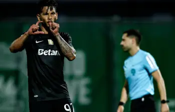 Luis Javier Suárez y su tradicional festejo de gol en honor a sus hijos. FOTO X-Benfica