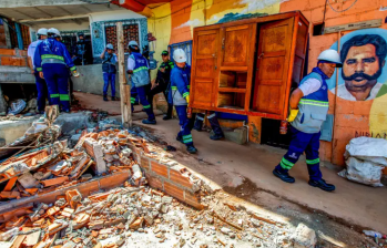 Funcionarios de la Alcaldía de Medellín ayudaron a sacar las pertenencias de los habitantes, a bodegas o casas donde se albergaron. Foto: Julio César Herrera.