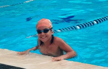 Agustín es un enamorado del deporte. Hoy colecciona triunfos en la natación, un deporte que llegó a su vida como una terapia y se quedó como una pasión. En el Babynatación va por nuevas alegrías. FOTO CORTESÍA