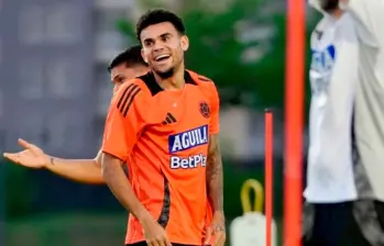 Luis Díaz quien estará ausente ante Perú por acumulación de amarillas, fue uno de los que más disfrutó con el banderazo de los hinchas en Barranquilla. FOTO FCF