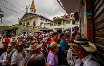 En días recientes miles de personas han tenido que huir de sus hogares en los municipios de Briceño, Anorí y Tarazá. FOTO: Camilo Suárez