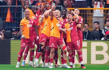 Festejo del plantel de Galatasaray tras la obtención del bicampeonato en Turquía. FOTO: Tomada de X @GalatasaraySK