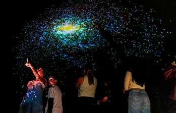 El domo móvil cuenta con un proyector 4K y 15.000 lúmenes. FOTO: Camilo Suárez