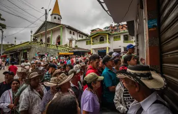 Las comunidades de la ruralidad se tuvieron que devolver al parque principal, que se ha convertido en su sitio de refugio cada que se agudiza la violencia en la ruralidad. En octubre del año pasado ocurrió algo similar. FOTO: CAMILO SUÁREZ