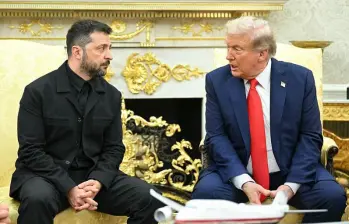 El presidente ucraniano, Volodímir Zelenski, y su homólogo estadounidense, Donald Trump, se saludan en la Casa Blanca antes de iniciar conversaciones clave FOTO getty