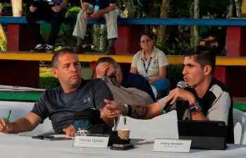 Andrey Avendaño (derecha) es comandante de las disidencias de las FARC en la región del Catatumbo. FOTO CORTESÍA