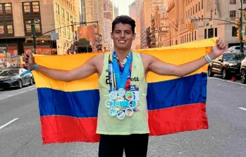Martín al cumplir con la Maratón de Nueva York celebró con su familia y la bandera tricolor la hazaña de los 7-1, siete maratones en un año. FOTO CORTESÍA 