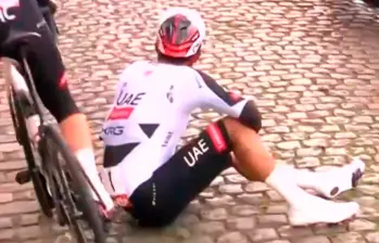 Este es el momento en el que el ciclista colombiano Juan Sebastián Molano trata de pararse tras el accidente que lo sacó de la Vuelta a Brujas. FOTO: Captura de video