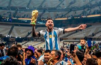 El futbolista argentino Lionel Andrés Messi levantó el trofeo de campeón del Mundial de Qatar en 2022. Foto: Juan Antonio Sánchez