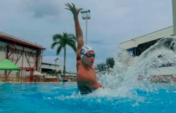El nadador Gustavo Sánchez Acero en uno de sus entrenamientos preparando sus rutinas de solo técnico y libre. FOTO TOMADA INSTAGRAM 