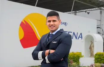 Ricardo Cáceres logró convertir su sueño de volar en una realidad dentro de la aerolínea Satena. FOTO cortesía Satena