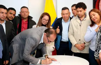 El ministro del Trabajo, Antonio Sanguino, firmo acuerdo laboral con sindicatos del despacho. FOTO cortesía MinTrabajo