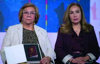 Rosa Villavicencio, canciller, y Viviana León, directora de la Imprenta Nacional. Foto: Presidencia