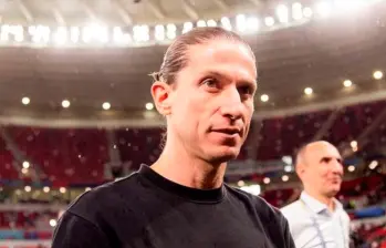 El técnico Filipe Luís, quien alcanzó el doblete de Brasileirao y Copa Libertadores con Flamengo renovó su contrato con el club hasta 2027. FOTO: Tomada de X @Flamengo