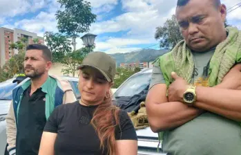 El 23 de julio de 2024, en instalaciones militares de Bello, fueron reseñados alias Calarcá y alias Erika, su pareja, tras ser capturados junto a cinco disidentes más en una caravana con vehículos de protección de la UNP en Anorí, Antioquia. FOTO Captura de video