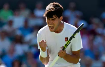 El español Carlos Alcaraz ganó en su debut en Wimbledon, tras disputar cinco sets. FOTO TOMADA X @Wimbledon