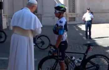 Nairo habló con el papa León XVI en la etapa final del Giro. FOTO CAPTURA DE VIDEO