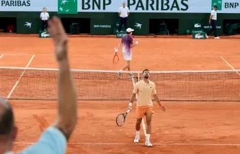 Novak Djokovic se vio sorprendido este viernes ante la reacción del brasileño Fonseca, quien lo eliminó del Grand Slam francés. FOTO @rolandgarros