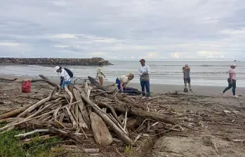 Decenas de habitantes participaron de una jornada de limpieza para embellecer las playas del municipio de Arboletes. FOTO Cortesía Corpourabá