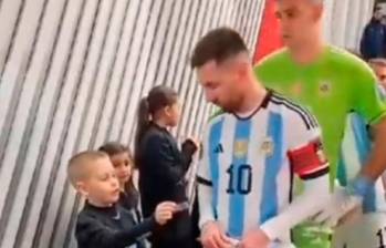 Este es el momento en el que el niño sacó de su bolsillo dos stickers y se los regala a Messi. FOTO CAPTURA DE PANTALLA