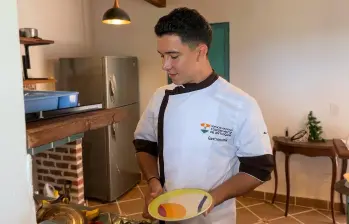 Gustavo Ruiz García, de San Sebastián de Palmitas, pudo estudiar gastronomía en el Colegio Mayor de Antioquia gracias a las becas de Matrícula Cero de la Alcaldía de Medellín. FOTO: CORTESÍA