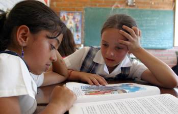 Imagen de referencia de alumnas de primaria leyendo en el salón de clases. FOTO: EL COLOMBIANO