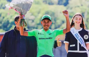 El colombiano Juan Felipe Rodríguez, del Team Sistecrédito, celebra su victoria en la cuarta etapa de la Ronde de l’Isard en Francia. FOTO TOMADA INSTAGRAM 