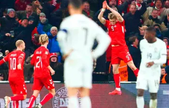 El delantero Rasmus Højlund celebra al estilo de su ídolo, Cristiano Ronaldo, el tanto con el que Dinamarca venció a Portugal. FOTO TOMADA @Crackbol10