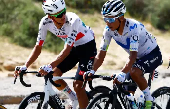 Nairo e Isaac del Toro, la nueva estrella del ciclismo mundial y con quien compite en los Emiratos. FOTO X-MOVISTAR