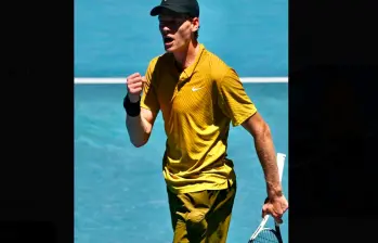 El italiano, Jannik Sinner, número dos del mundo celebra tras lograr la clasificación a octavos de final del Abierto de Australia, tras superar inconvenientes por fuertes calambres. FOTO TOMADA X@janniksin