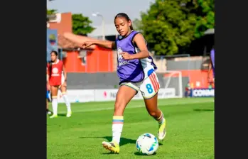 Mariana Mosquera del registro de Atlético Nacional ingresó en el segundo tiempo ante Chile y dejó buena impresión por su gambeta y buen manejo de balón. FOTO FCF