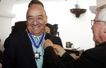 Yamid Amat es uno de los periodistas más reconocidos del país. En 2012 recibió la Cruz de Boyacá, máxima condecoración civil de Colombia. Foto: Colprensa.