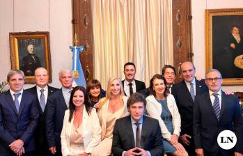 Javier Milei, presidente de Argentina, posa junto con su gabinete. FOTO CORTESÍA. 