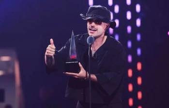 Feid al momento de recibir uno de los seis premios que ganó en la noche de los Latin American Music Awards. FOTO Captura de pantalla Univision.