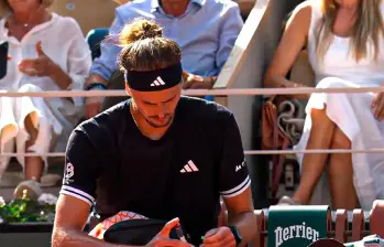 Zverev se aplica insulina durante un cambio de lado. El alemán, diagnosticado con diabetes tipo 1 a los tres años, visibiliza su condición para inspirar a niños con la misma enfermedad. FOTO Instagram golesendir