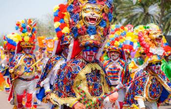 El Carnaval de Barranquilla tiene sus raíces en las celebraciones que los esclavos africanos realizaban en la época colonial. Con el tiempo, estas celebraciones se fusionaron con las tradiciones indígenas y españolas, dando origen a una fiesta única y diversa. Foto: Colprensa
