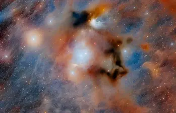 La nube molecular Camaleón I, captada en alta resolución desde Chile, muestra nebulosas y chorros de gas donde nacen nuevas estrellas, en una escena similar a la que originó al Sol. FOTO: Europa Press