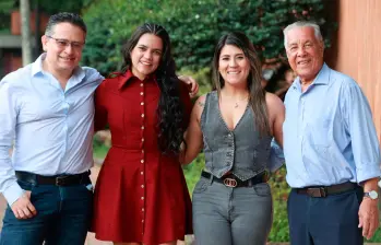 Latina Stéreo fue fundada el 31 de octubre de 1985. Antes de ser solo salsera, programaba bossa nova y jazz. En la imagen, de izquierda a derecha, Diego Aranda, director de Latina, Dany Gallego, Mary Sánchez y Jairo Luis García, locutores de la emisora. FOTO: Manuel Saldarriaga.