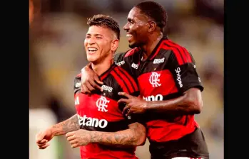El colombiano Jorge Carrascal sonríe en la celebración de su gol, con Flamengo ante el Vasco Da Gama. FOTO: Tomada de X@Flamengo