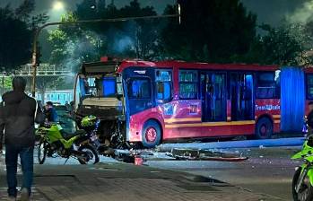 El choque se registró en horas de la madrugada entre un bus articulado y un vehículo particular. Foto: Cortesía X @her_sar09