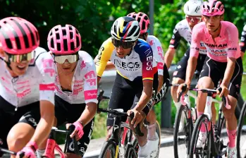 Egan se mantiene fuerte en el Giro. Este viernes y sábado intentará seguir escalando en la general. FOTO: Tomada de X Ineos