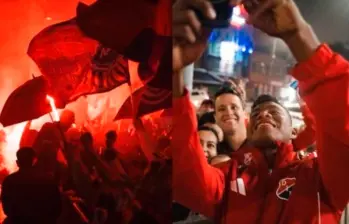 Los jugadores salieron a compartir con los aficionados que realizaron el banderazo en Bogotá. Los rojos disputan el duelo de ida en El Campín, este martes a las 7:30 de la noche. FOTO TOMADA X@DIM_Oficial