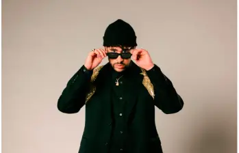 Bad Bunny, superestrella puertorriqueña y ganador de tres premios Grammy, fue elegido por la NFL como protagonista del show de medio tiempo del Super Bowl 2026, decisión que desató críticas en sectores trumpistas. FOTO: Colprensa