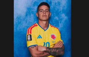 El 10 de Colombia, James Rodríguez, es uno de los tres jugadores que están en el Mundial de Norteamérica que tiene una insignia especial en su camiseta, que lo resalta como uno de los goleadores mundiales vigentes. FOTO CORTESÍA FCF 