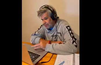 Carlos tiene 50 años y es periodista deportivo en Argentina. FOTO CAPTURA DE TIKTOK @capitanadelespacio_ok