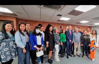 El grupo de nuevos médicos llegó al país después de terminar sus estudios en medicina. FOTO CORTESÍA