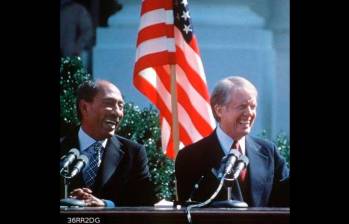 El entonces presidente de Egipto Anwar al-Sadat y Jimmy Carter durante la firma del Acuerdo de Paz entre Israel y Egipto en marzo de 1979. FOTO AFP