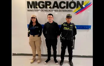 Momento de la captura de Alejandro Lyons tras llegar deportado a Colombia. FOTO CORTESÍA