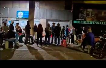 El panorama en las sedes de dispensadores de medicamentos en Cali durante la madrugada de este viernes. FOTO CAPTURA DE VIDEO